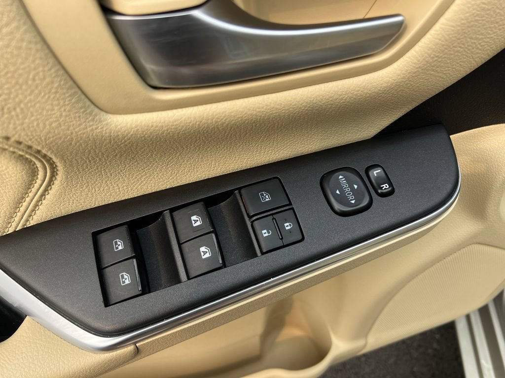 Used 2017 Toyota Camry XLE FWD image 11