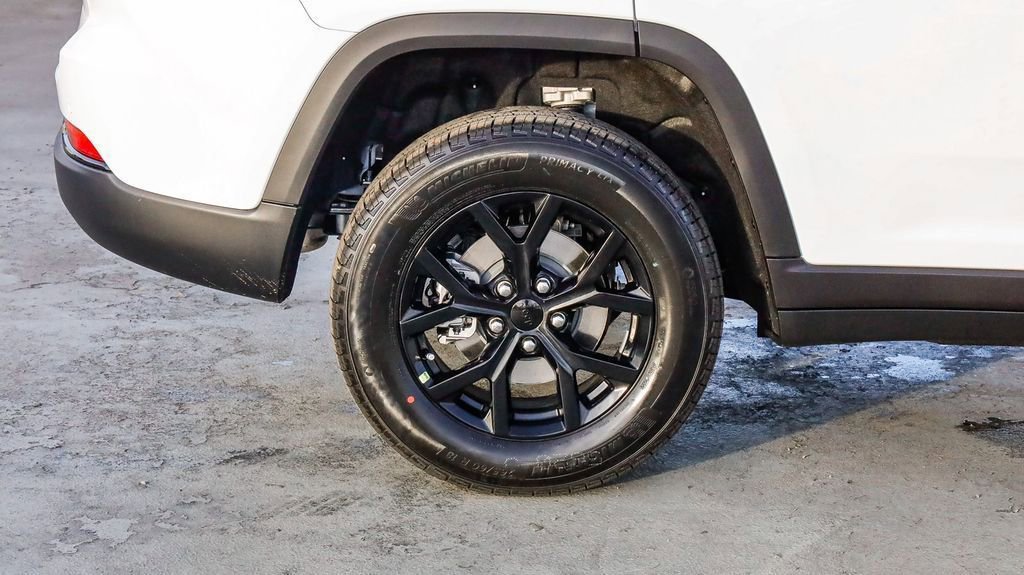 New 2025 Jeep Grand Cherokee Altitude image 12