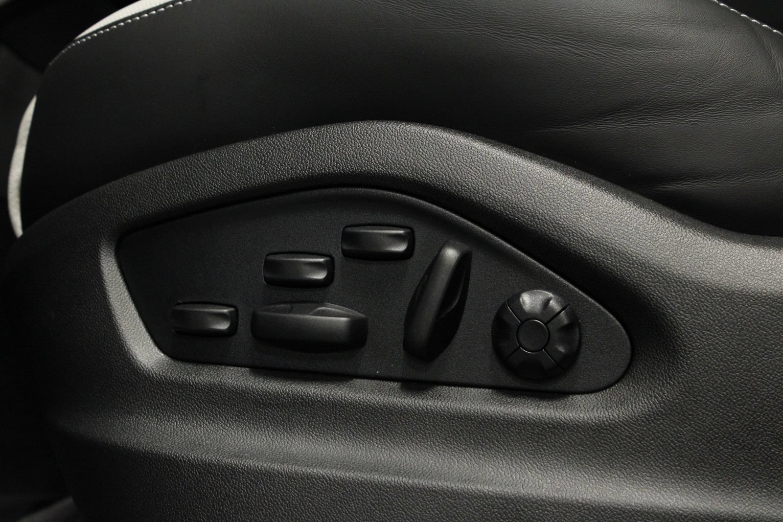 New 2026 Porsche Cayenne Coupe AWD/4WD image 34