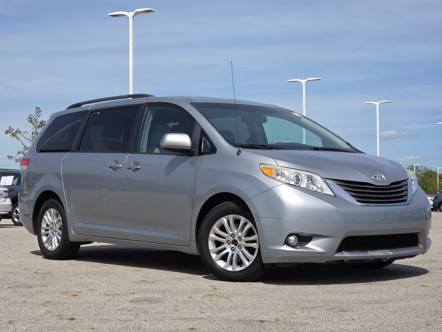 Used 2013 Toyota Sienna XLE FWD image 2