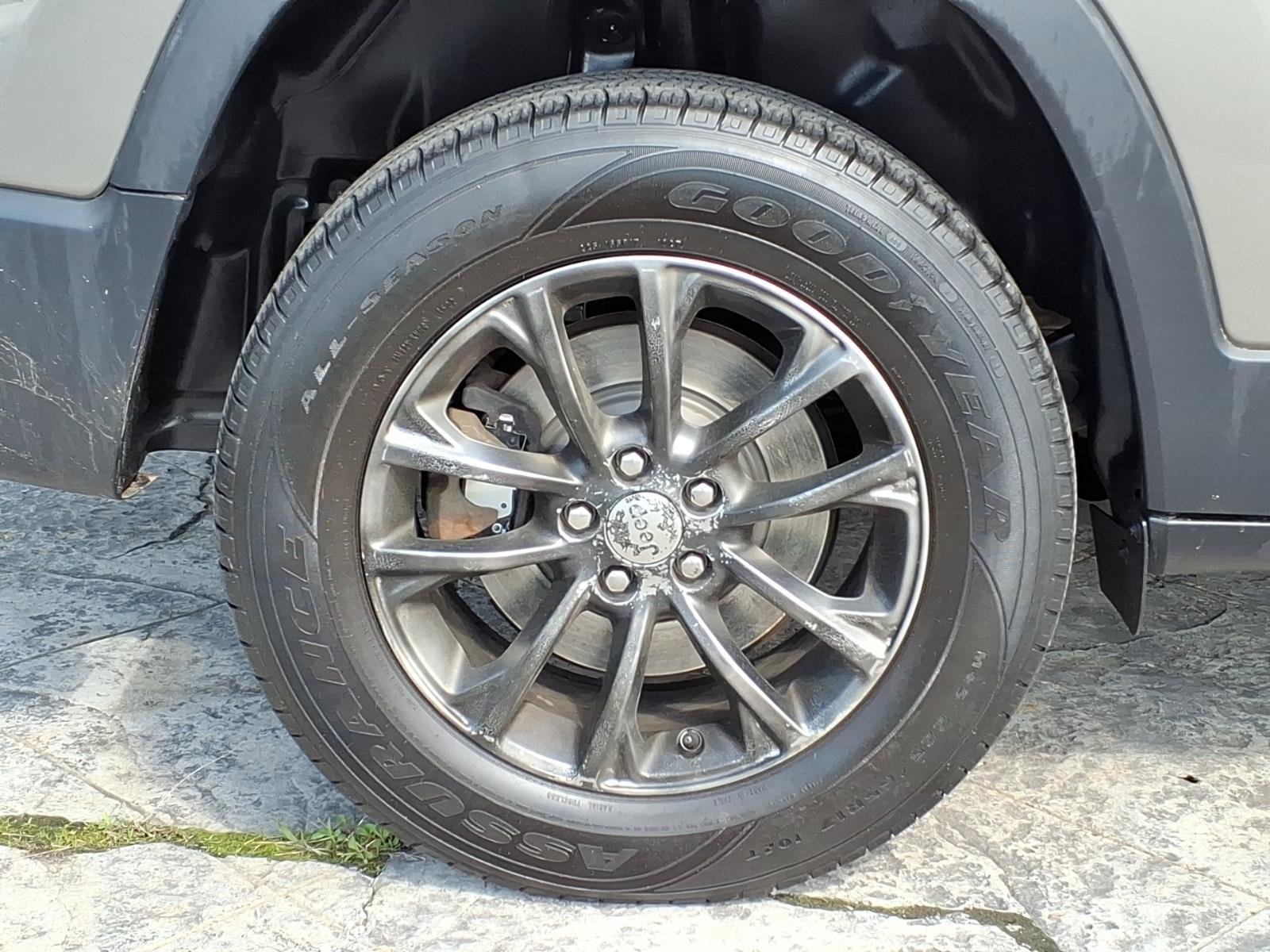 Used 2019 Jeep Cherokee Latitude Plus w/ Cold Weather Group AWD/4WD image 6