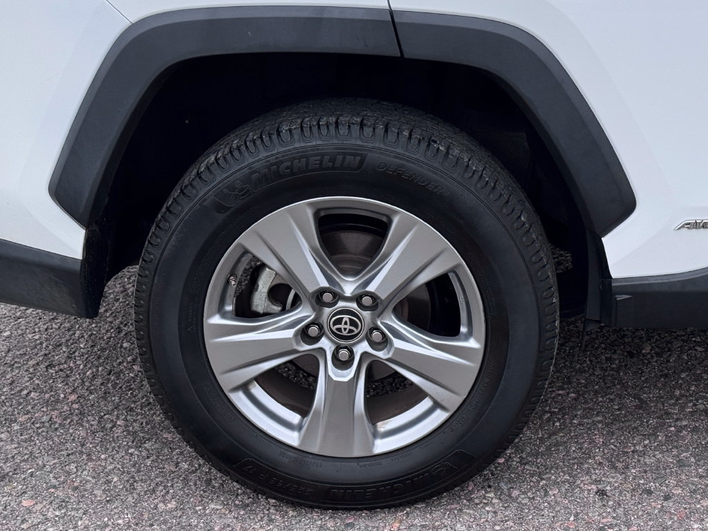 Used 2022 Toyota RAV4 LE AWD/4WD image 16