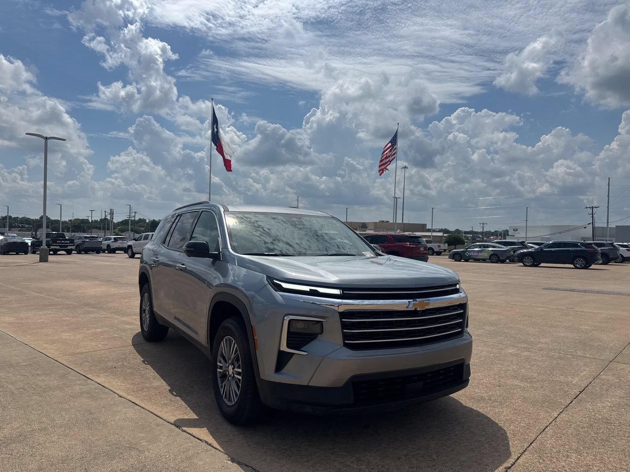 Used 2026 Chevrolet Traverse LT w/ Driver Confidence Package FWD image 2