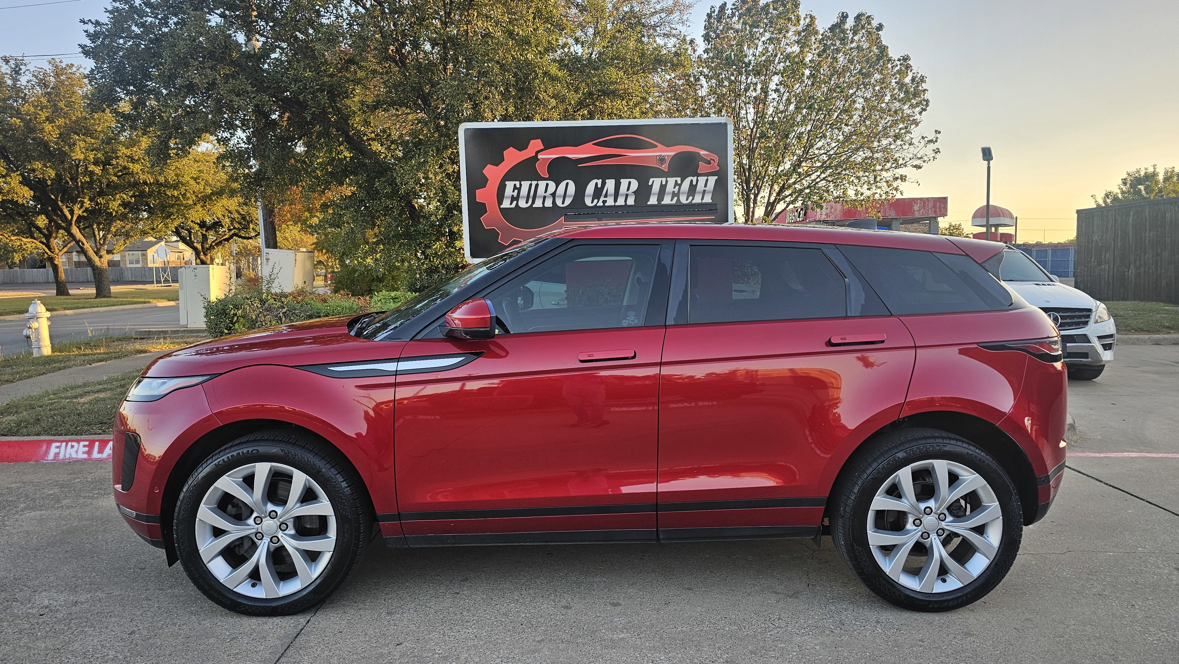 Used 2020 Land Rover Range Rover Evoque SE AWD/4WD image 2