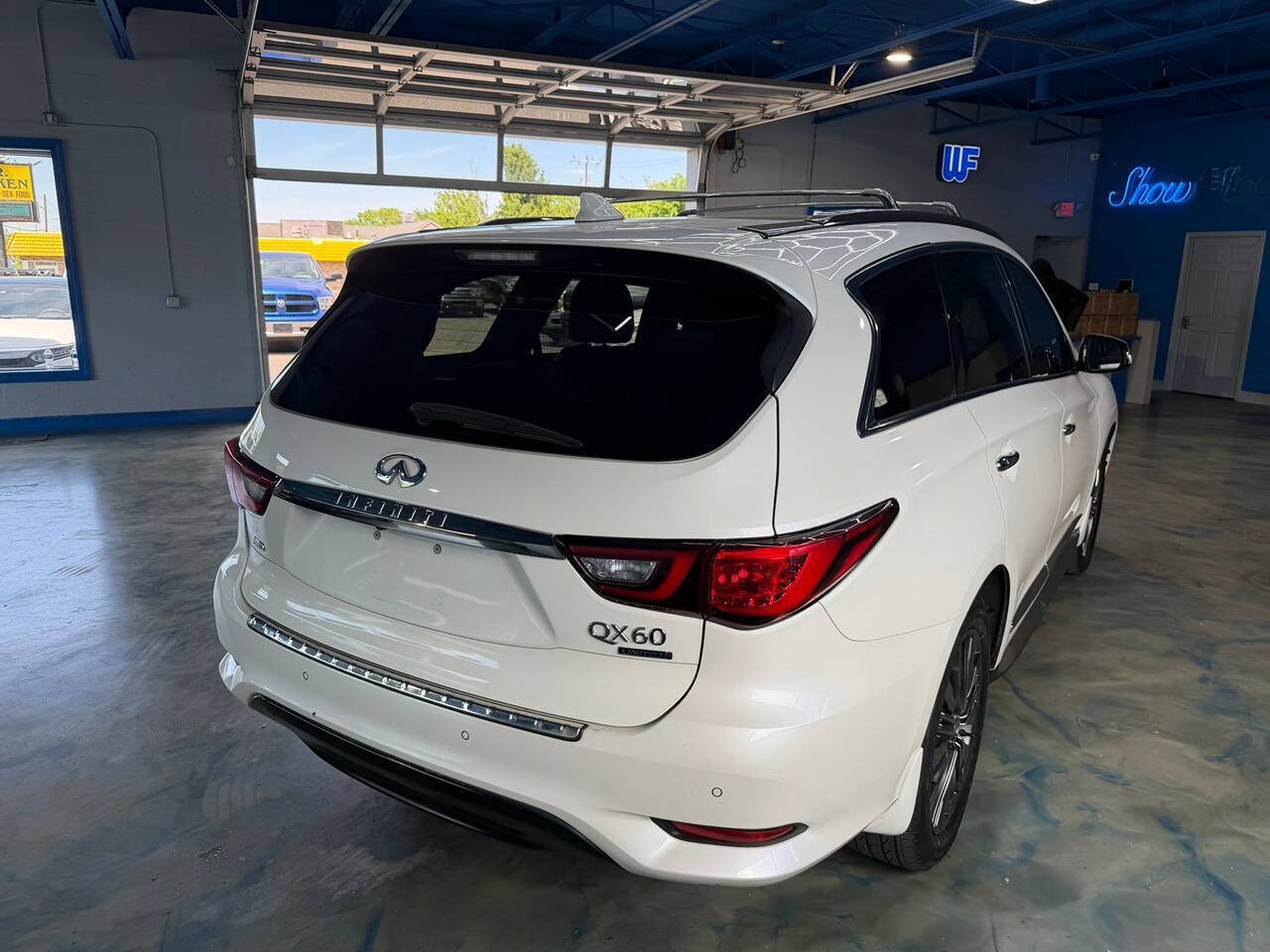 Used 2019 INFINITI QX60 Luxe w/ Limited Package AWD/4WD image 3