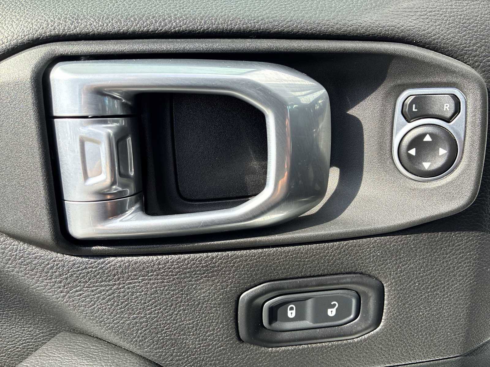 Used 2021 Jeep Wrangler Unlimited Sahara AWD/4WD image 15