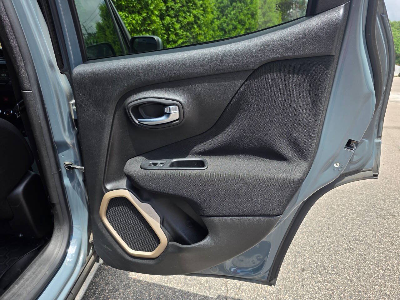 Used 2017 Jeep Renegade Latitude FWD image 24