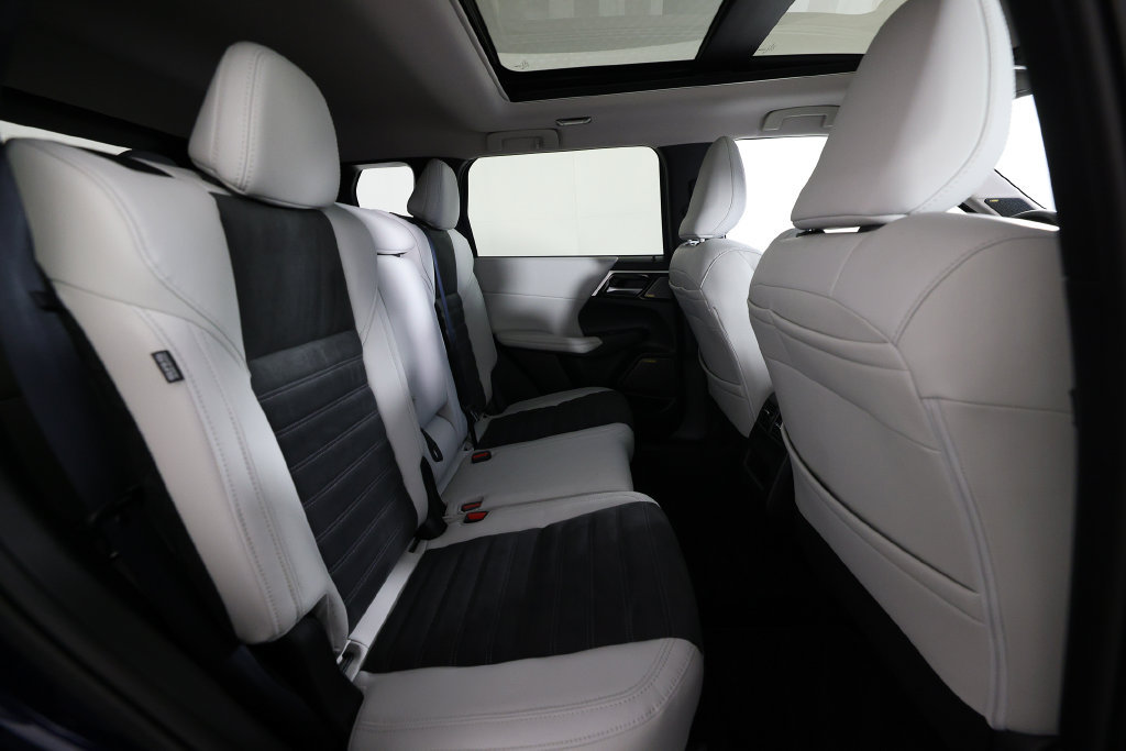 Used 2025 Mitsubishi Outlander SE FWD image 11