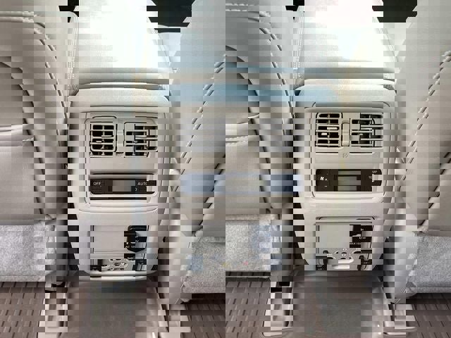 Used 2015 Nissan Pathfinder Platinum w/ Family Entertainment Package image 17