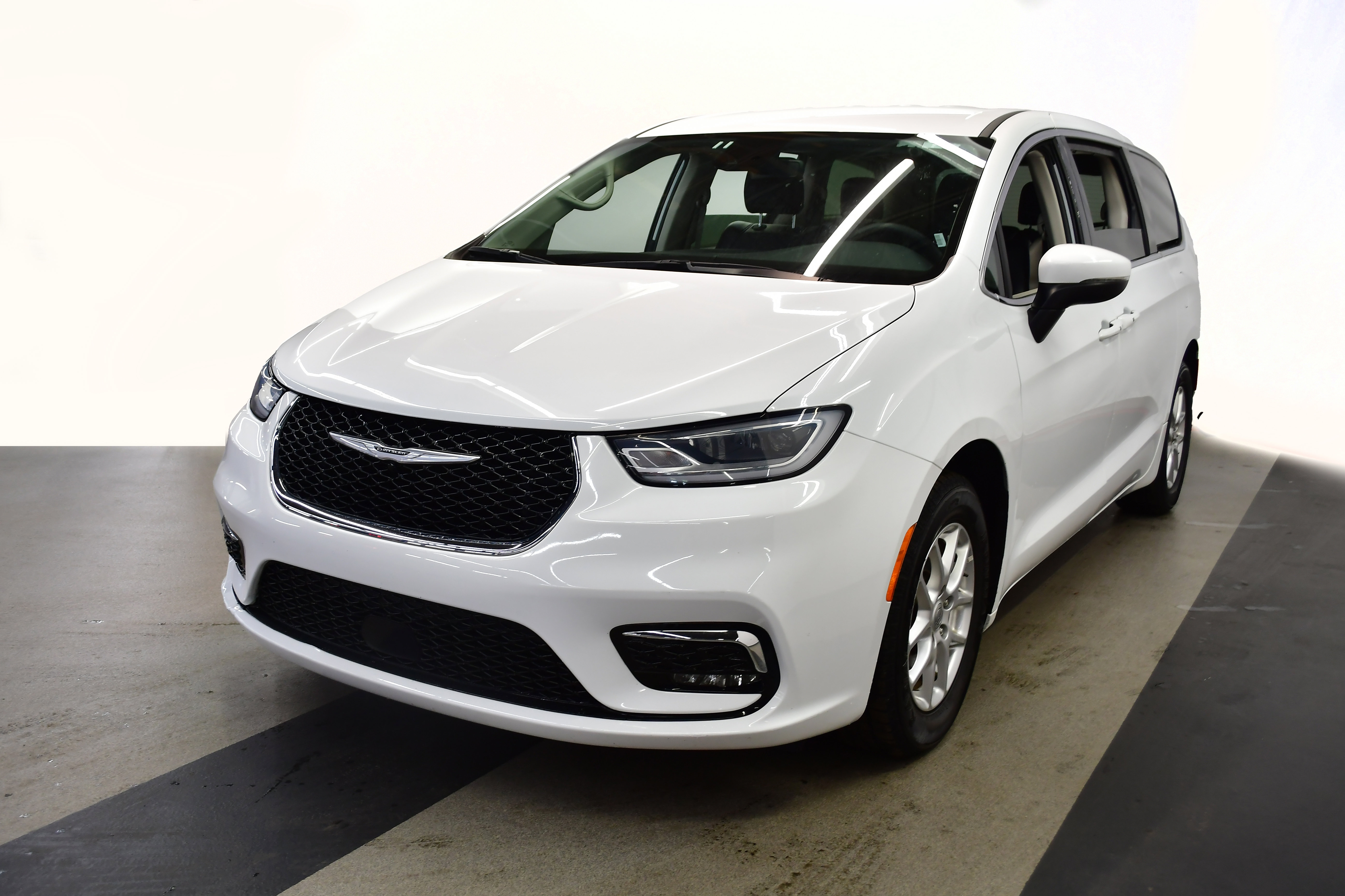 Used 2023 Chrysler Pacifica Touring-L FWD image 4