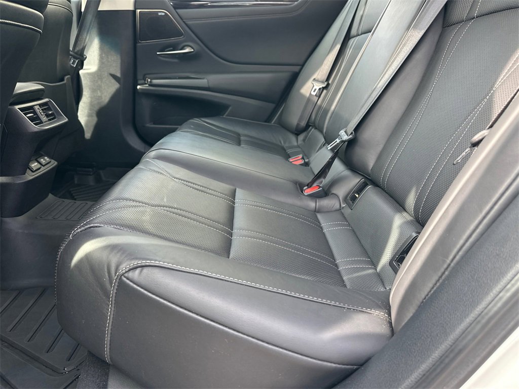 Used 2019 Lexus ES 350 Ultra Luxury w/ Accessory Package image 21