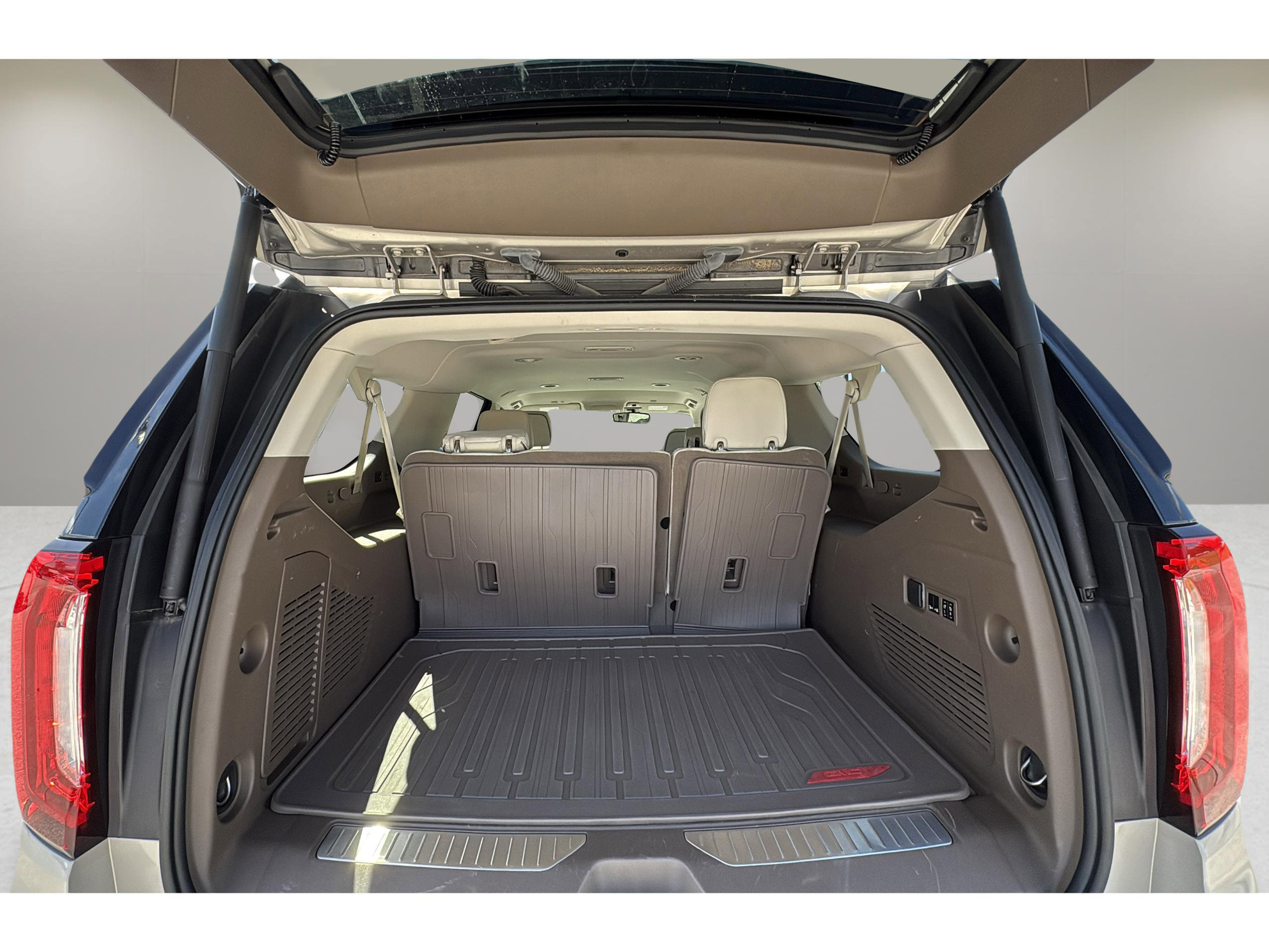 Used 2022 GMC Yukon XL Denali image 16