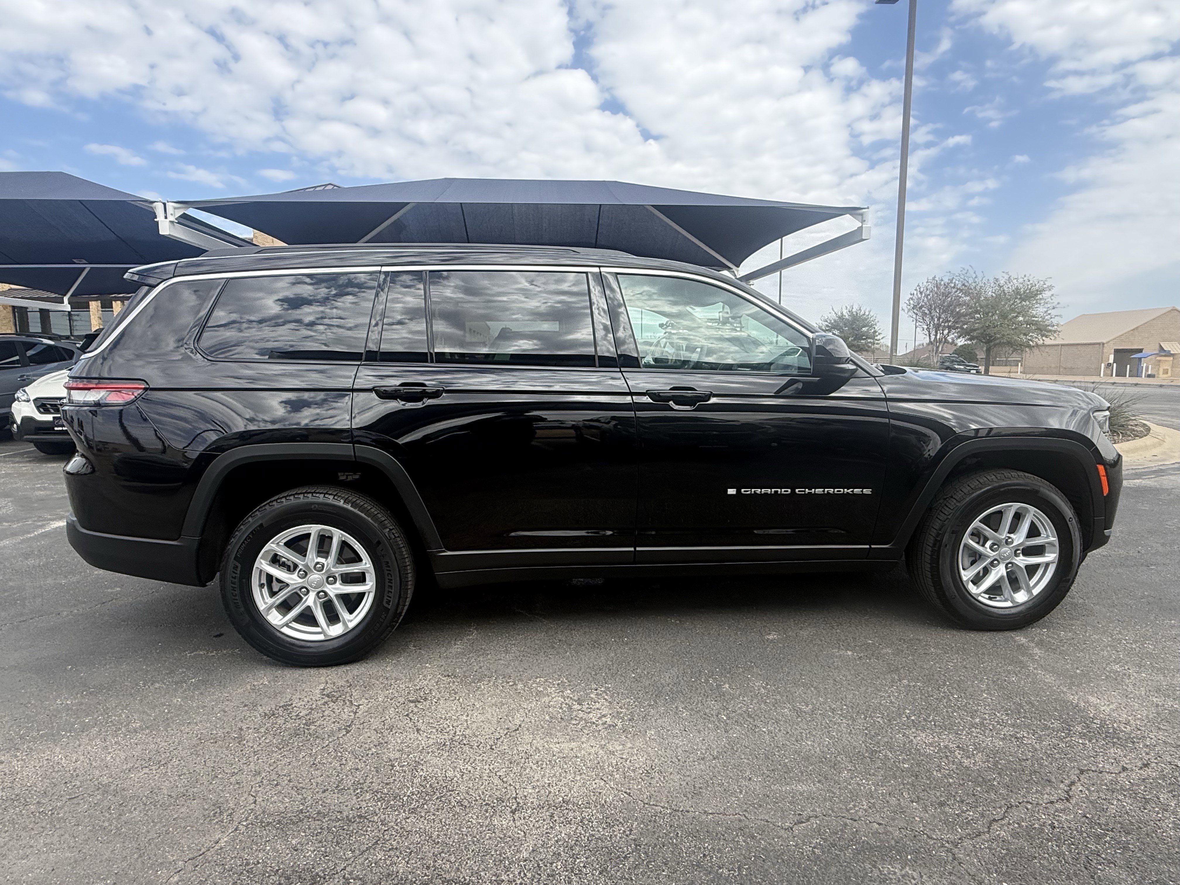 Used 2024 Jeep Grand Cherokee L Laredo image 6