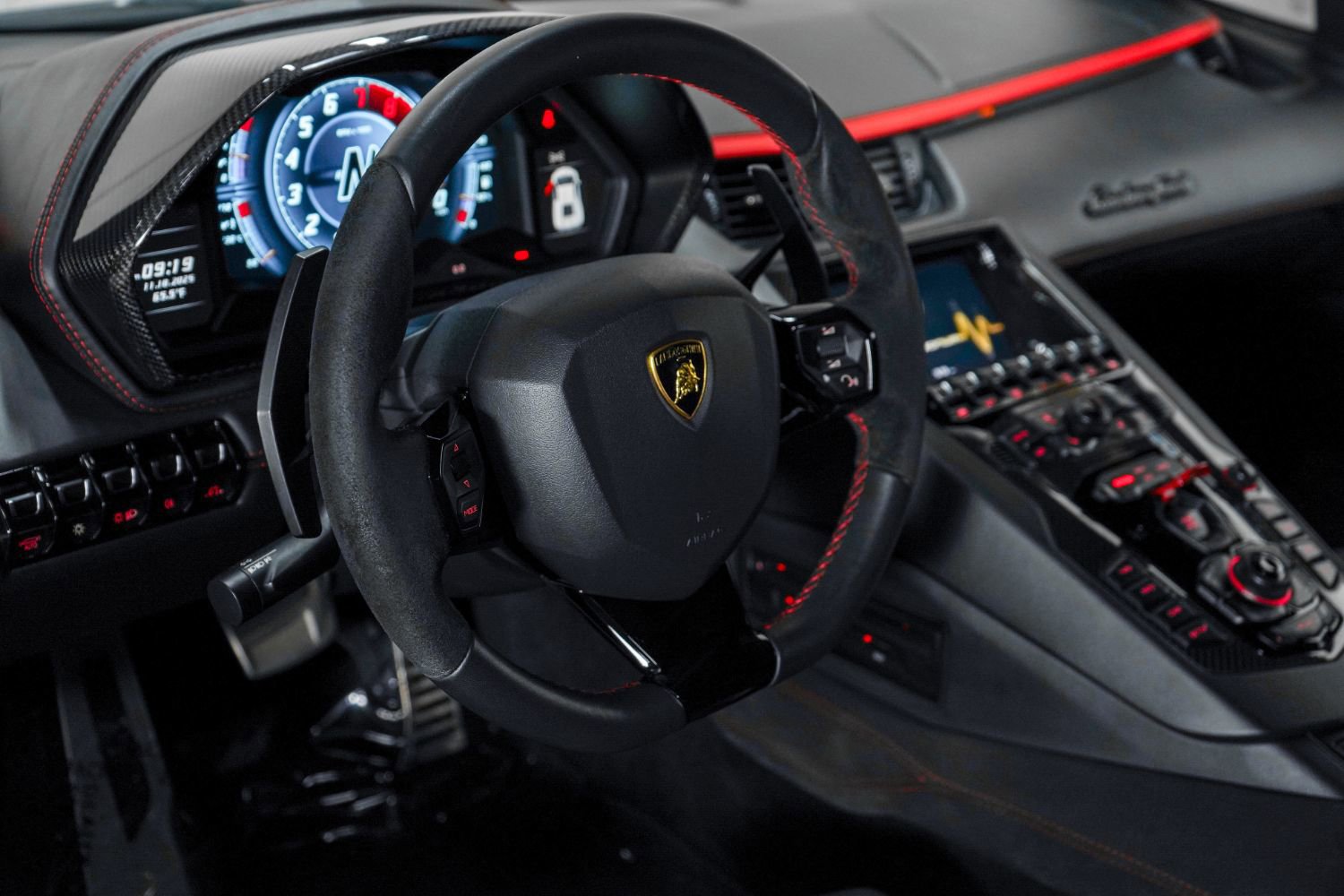 Used 2018 Lamborghini Aventador S image 38