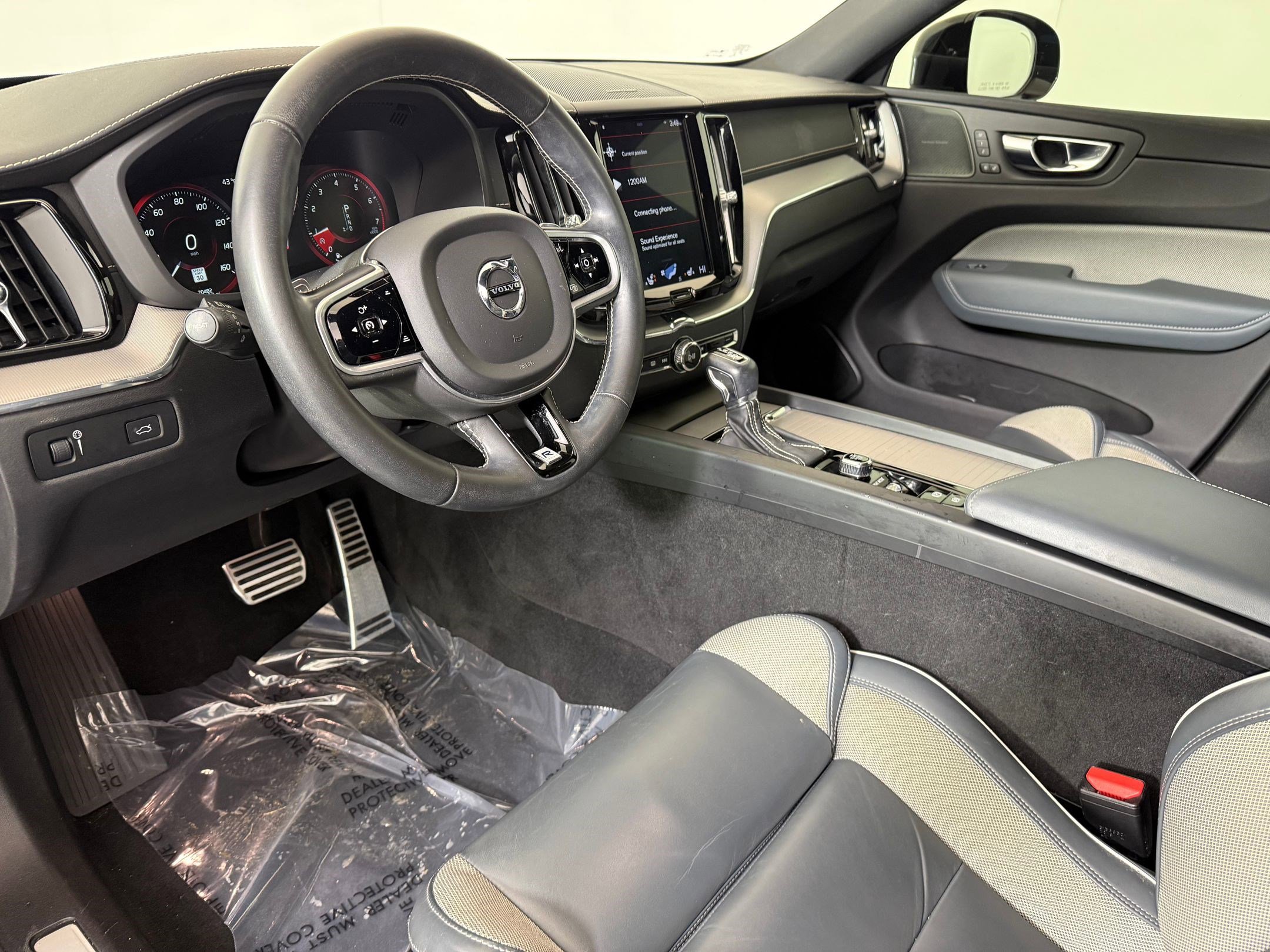 Used 2020 Volvo XC60 T5 R-Design image 4