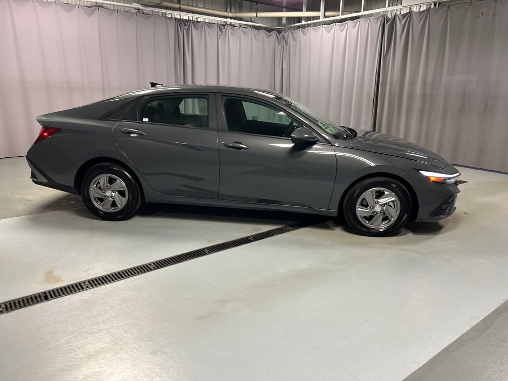Used 2025 Hyundai Elantra SE image 8