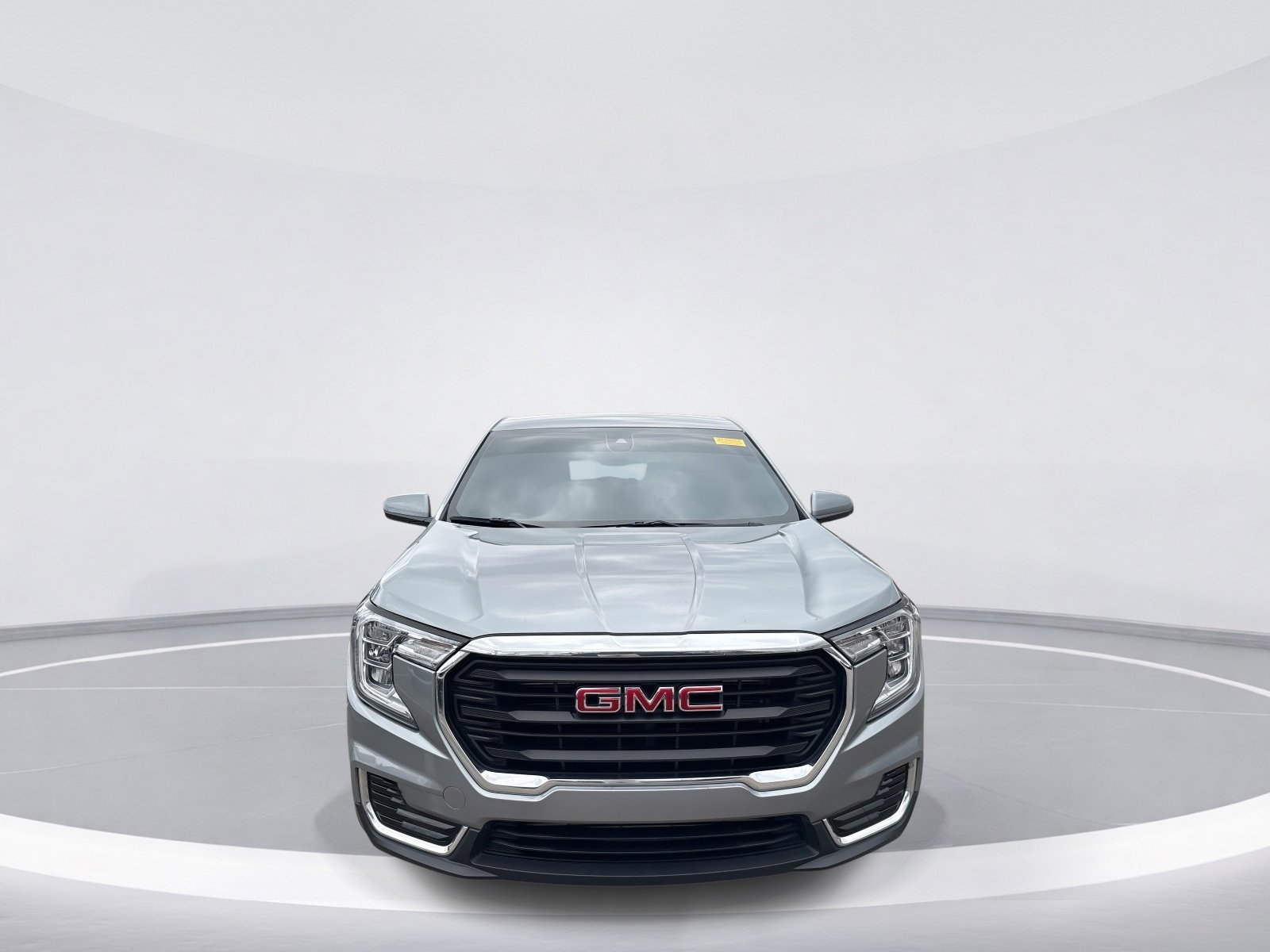Used 2023 GMC Terrain SLE image 2