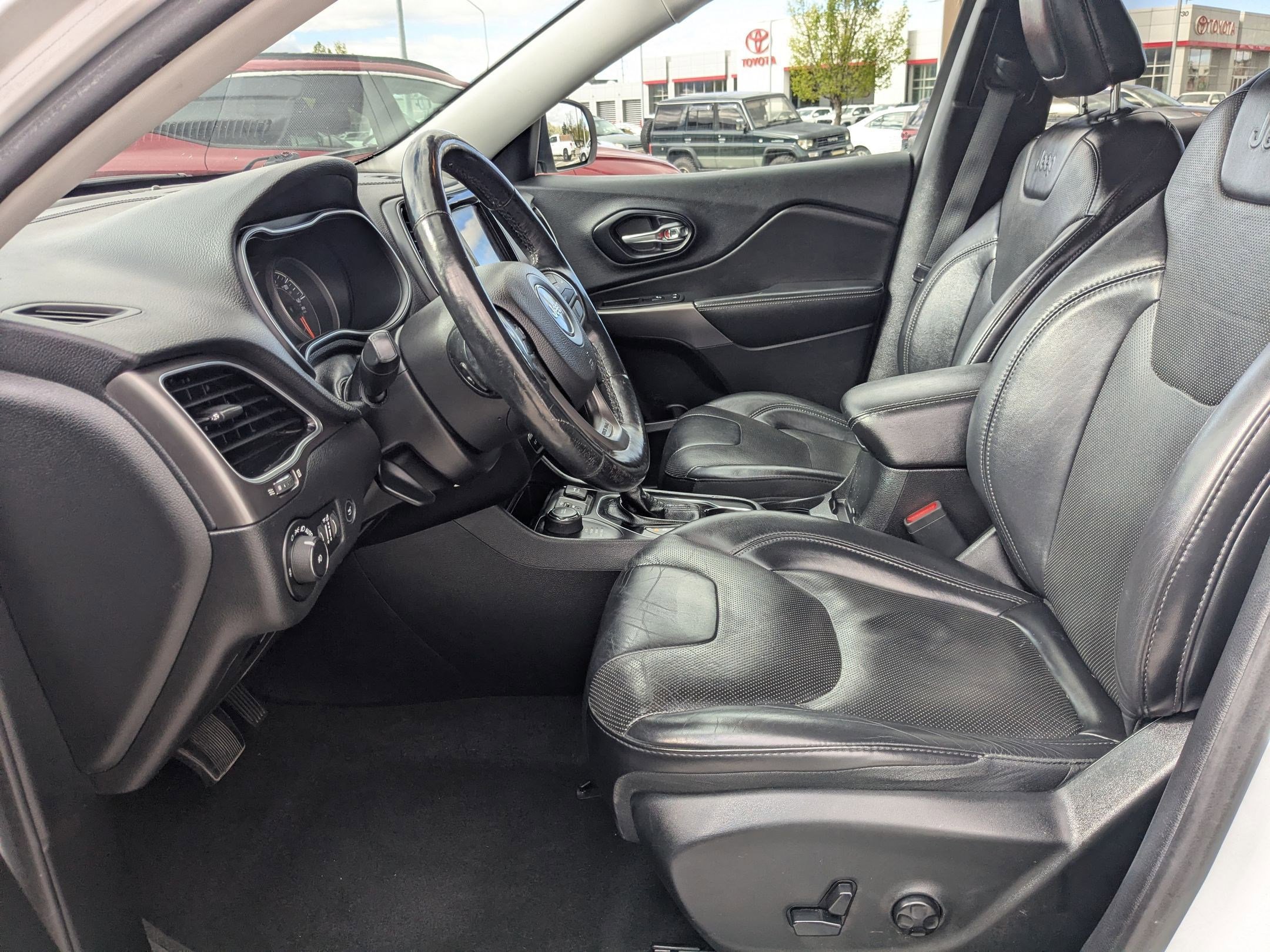 Used 2019 Jeep Cherokee Limited AWD/4WD image 16