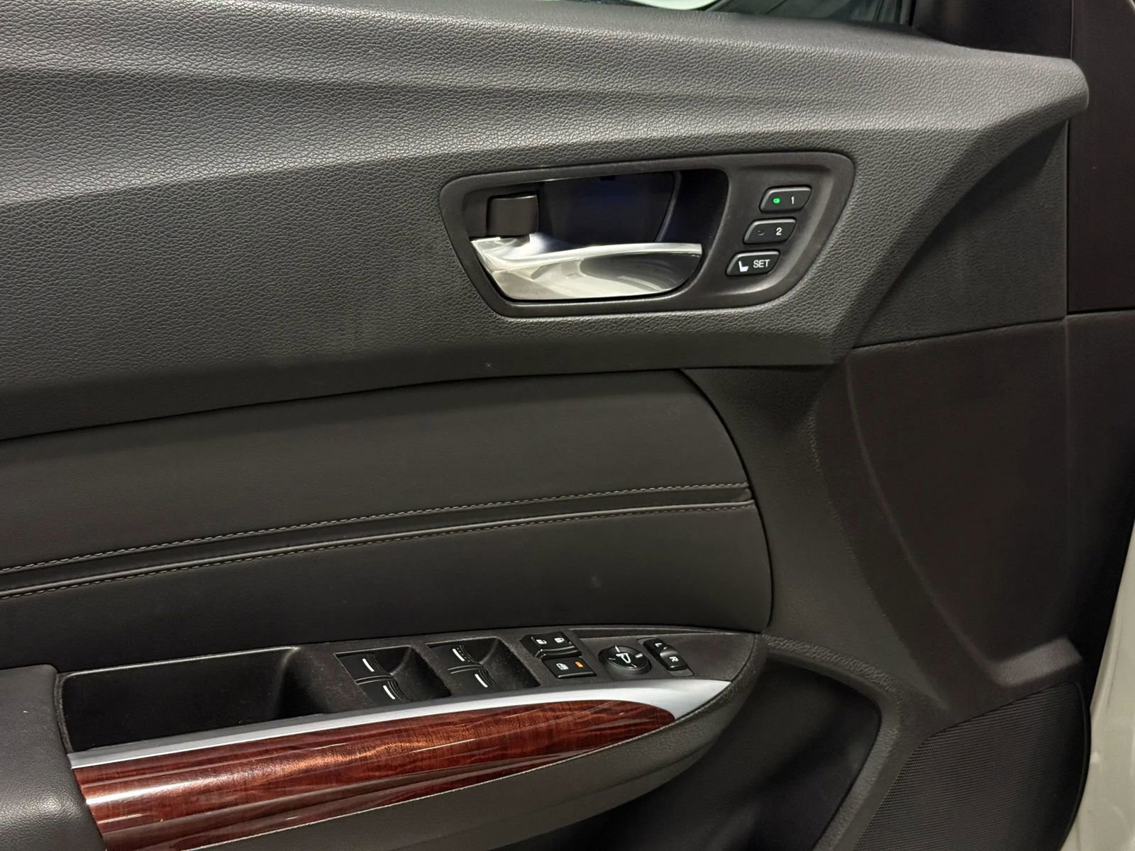 Used 2017 Acura TLX FWD image 11