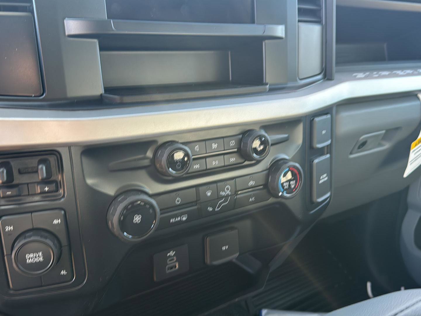 New 2024 Ford F550 4x4 SuperCab Super Duty image 27