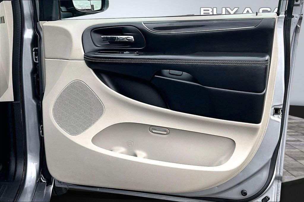 Used 2020 Dodge Grand Caravan SXT image 22