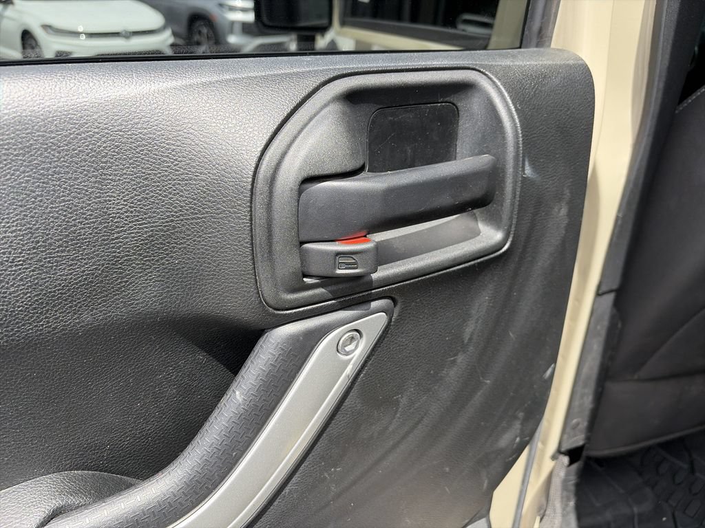 Used 2018 Jeep Wrangler Unlimited Rubicon w/ Connectivity Group AWD/4WD image 15