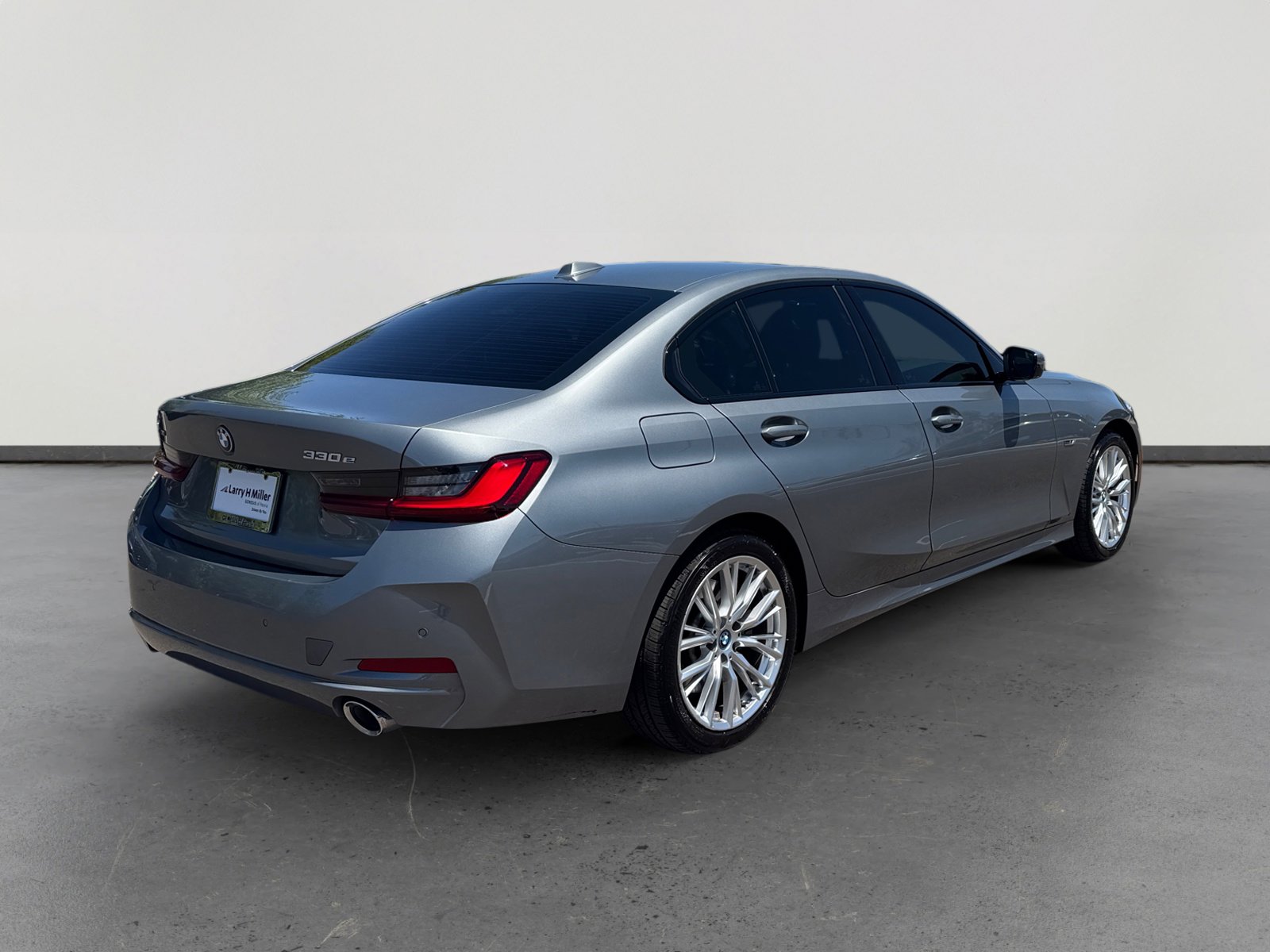 Used 2023 BMW 330e xDrive w/ Premium Package AWD/4WD image 5