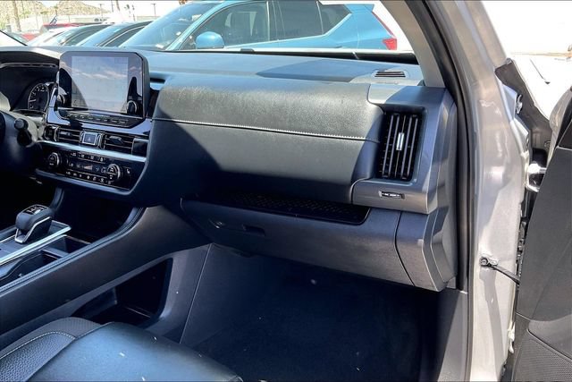 Used 2025 Nissan Pathfinder SL w/ Lighting Package (N92) AWD/4WD image 16