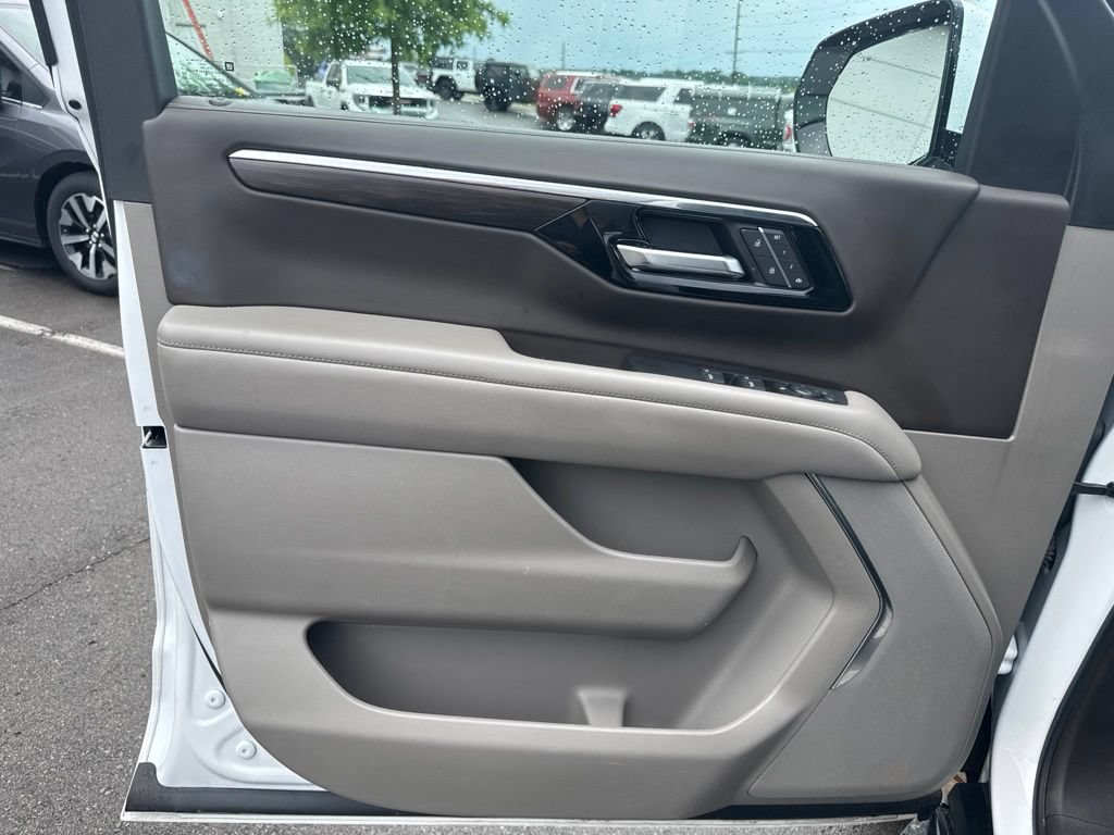 Used 2025 Chevrolet Suburban LT RWD image 9