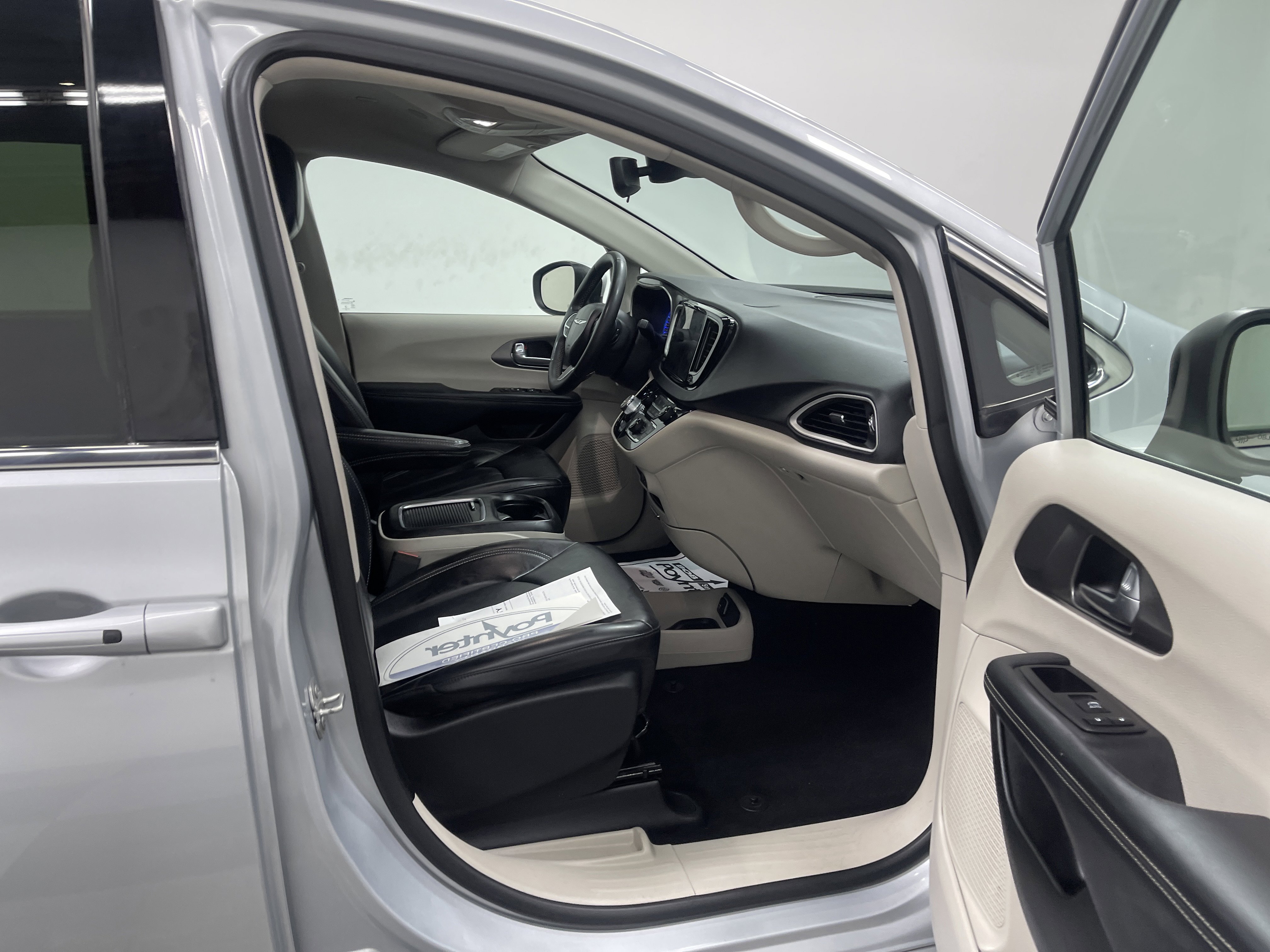 Used 2023 Chrysler Pacifica Touring-L image 23