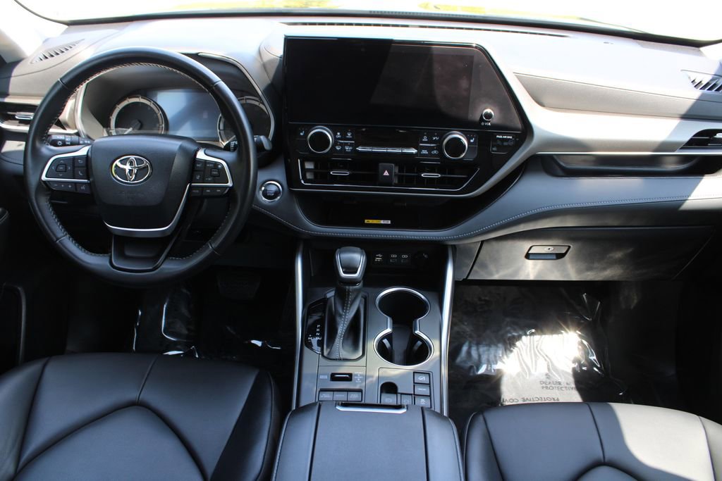 Used 2023 Toyota Highlander XLE AWD/4WD image 16