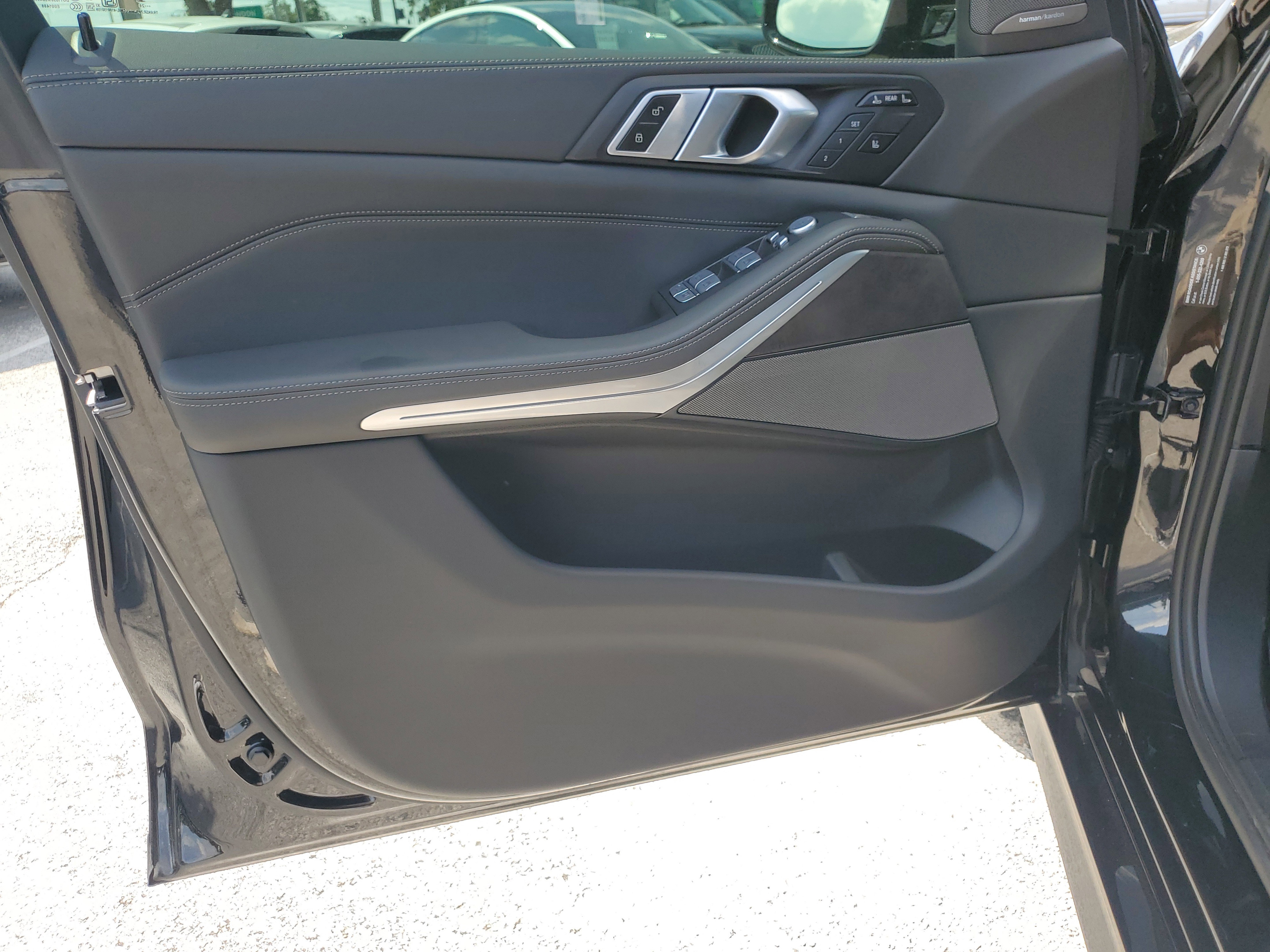 Used 2025 BMW X7 xDrive40i w/ M Sport Package image 21