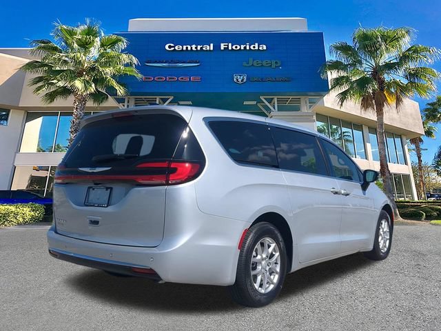 New 2026 Chrysler Pacifica Select FWD image 5