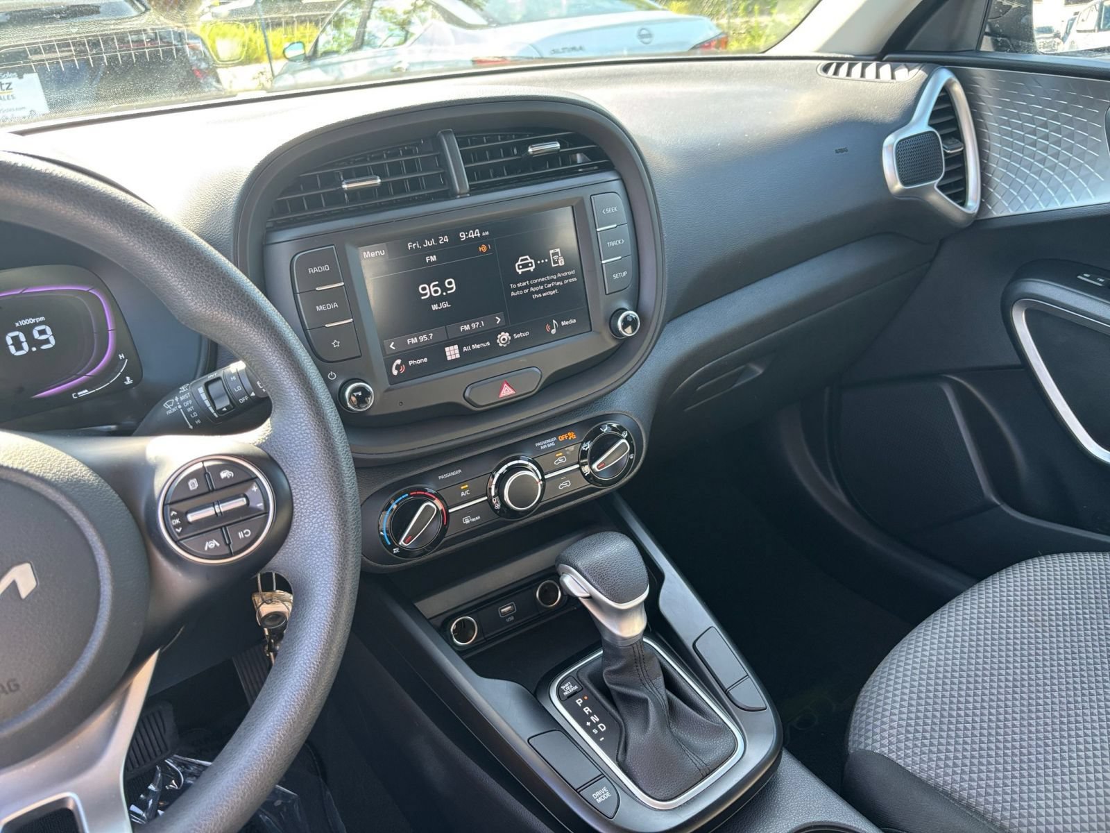 Used 2025 Kia Soul LX w/ LX Technology Package FWD image 16