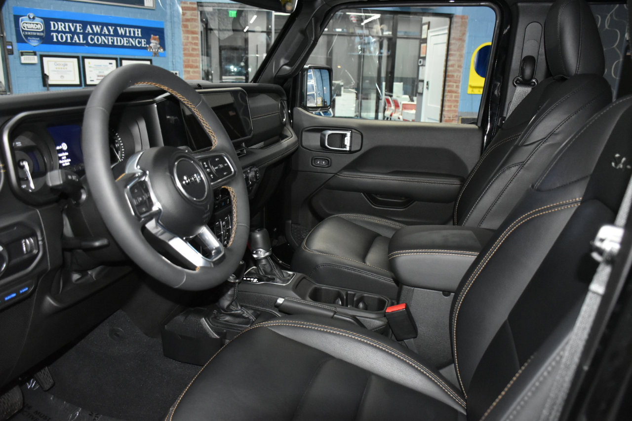 Used 2024 Jeep Wrangler Unlimited Sahara w/ Technology Group image 29