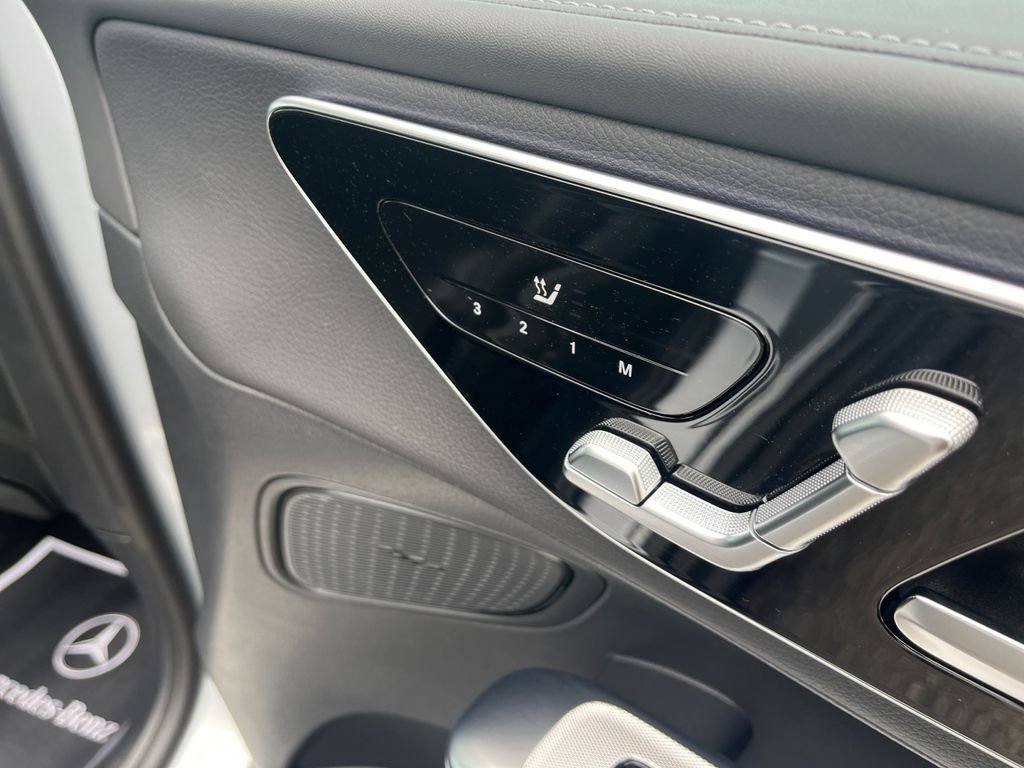 Used 2025 Mercedes-Benz GLC 350e 4MATIC image 16