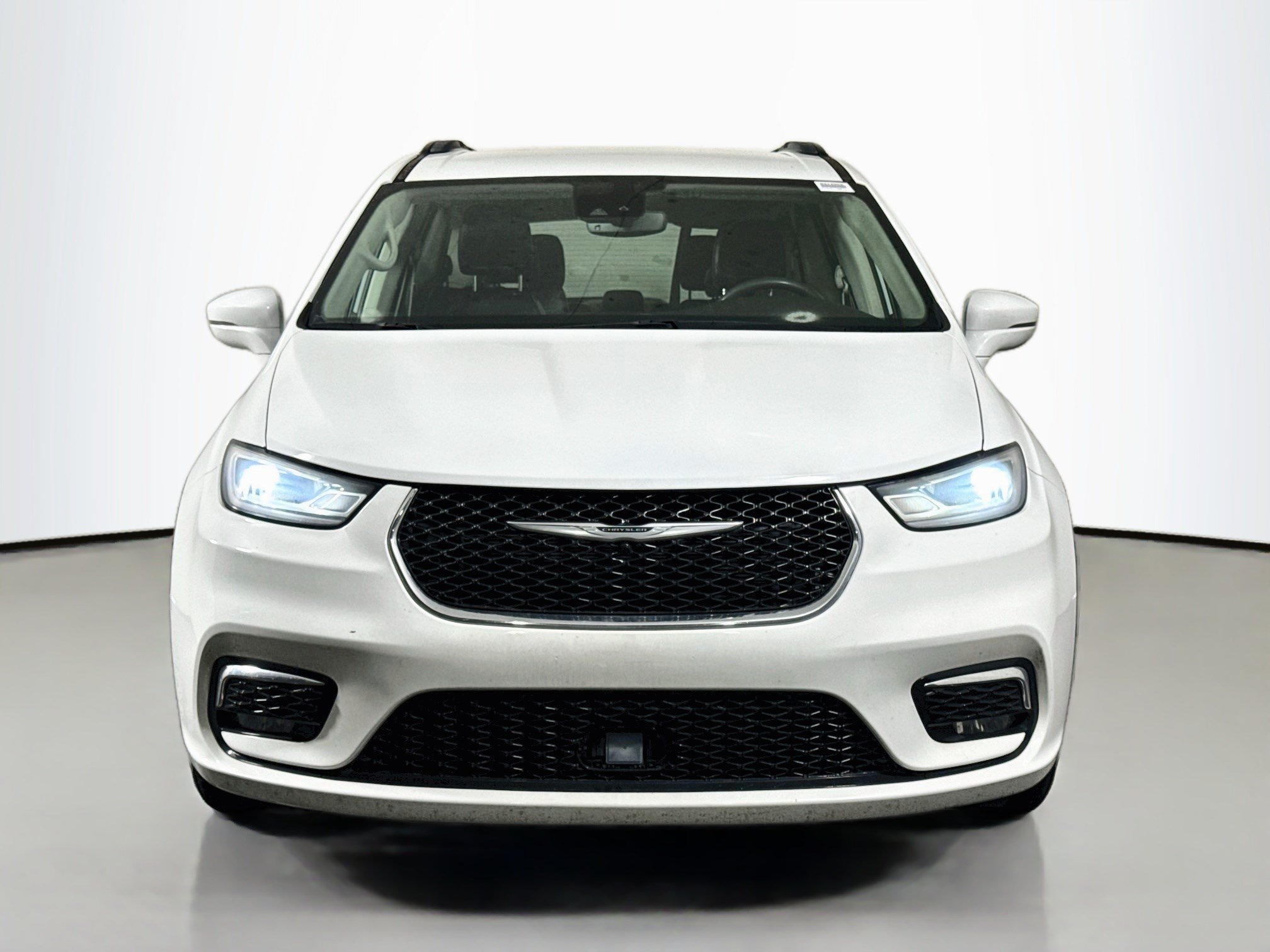 Used 2022 Chrysler Pacifica Touring-L FWD image 2