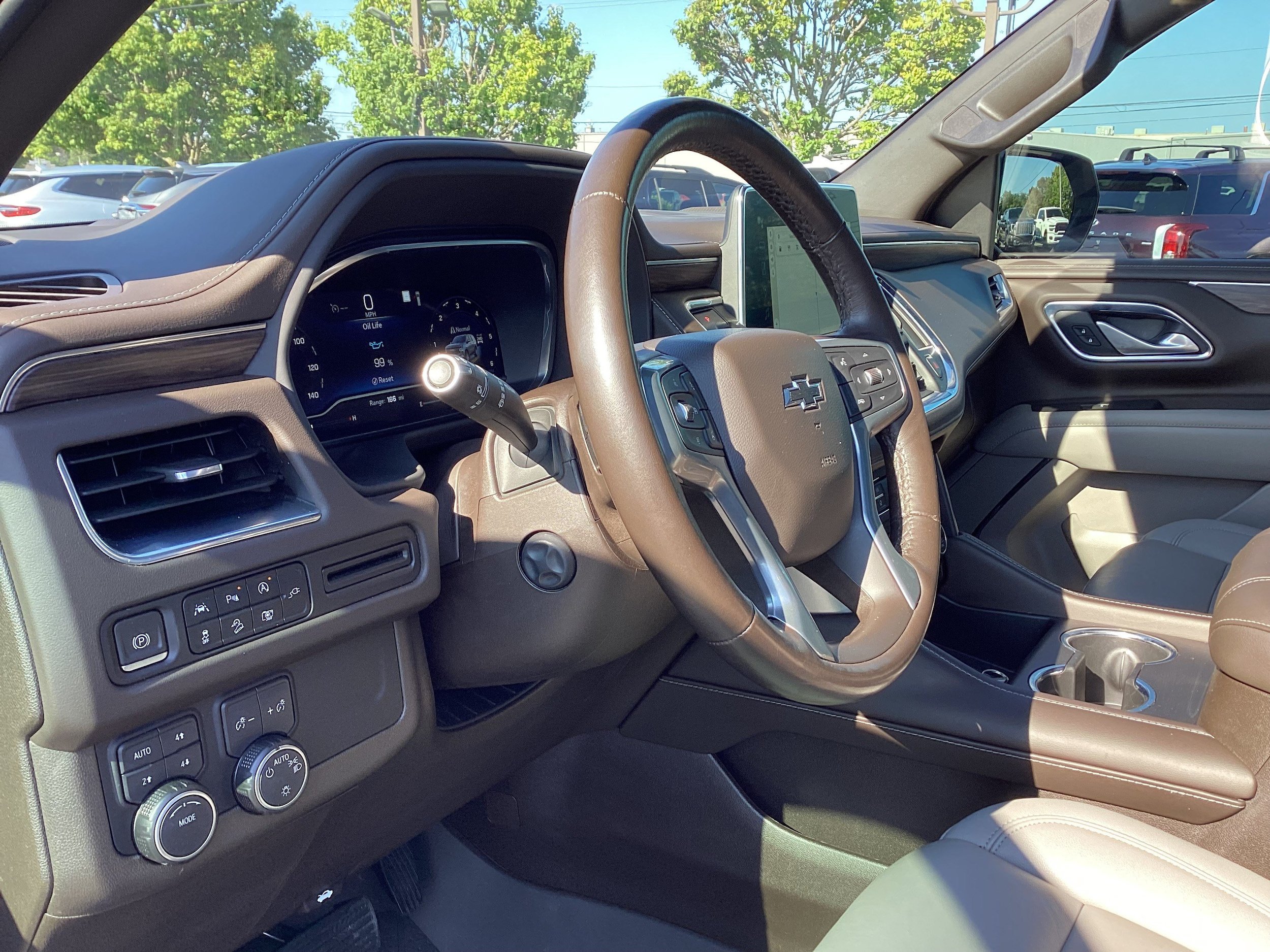 Used 2022 Chevrolet Tahoe Z71 w/ Luxury Package AWD/4WD image 11