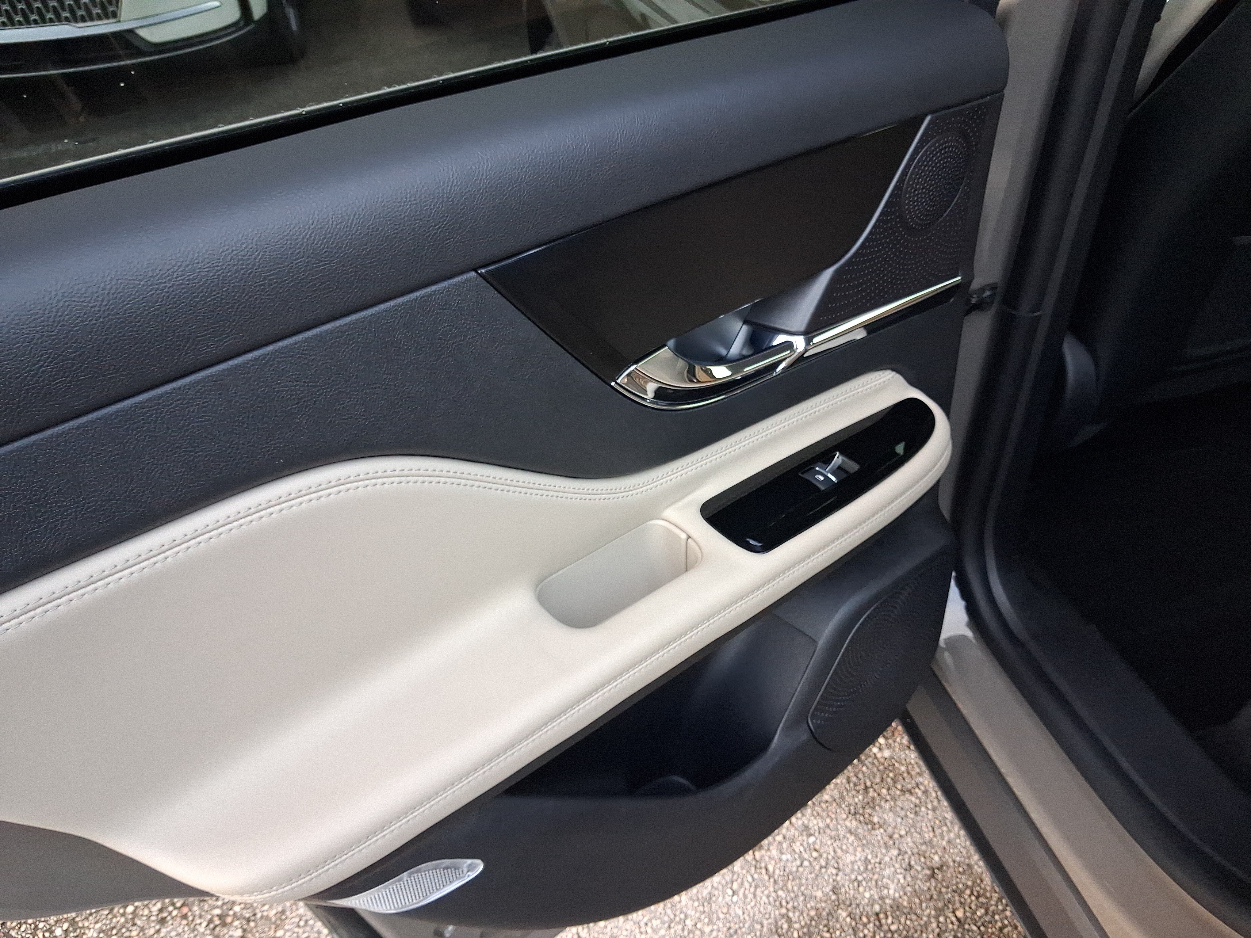 Certified 2025 Lincoln Corsair FWD image 9