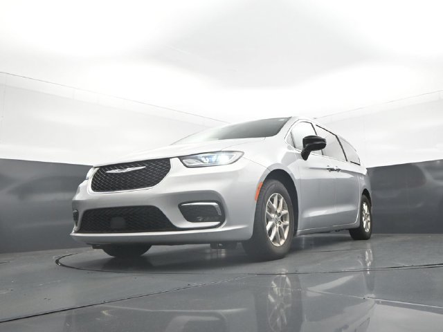 Used 2024 Chrysler Pacifica Touring-L FWD image 37