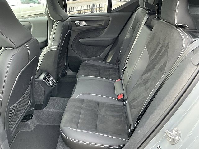 Used 2025 Volvo XC40 B5 Plus image 14