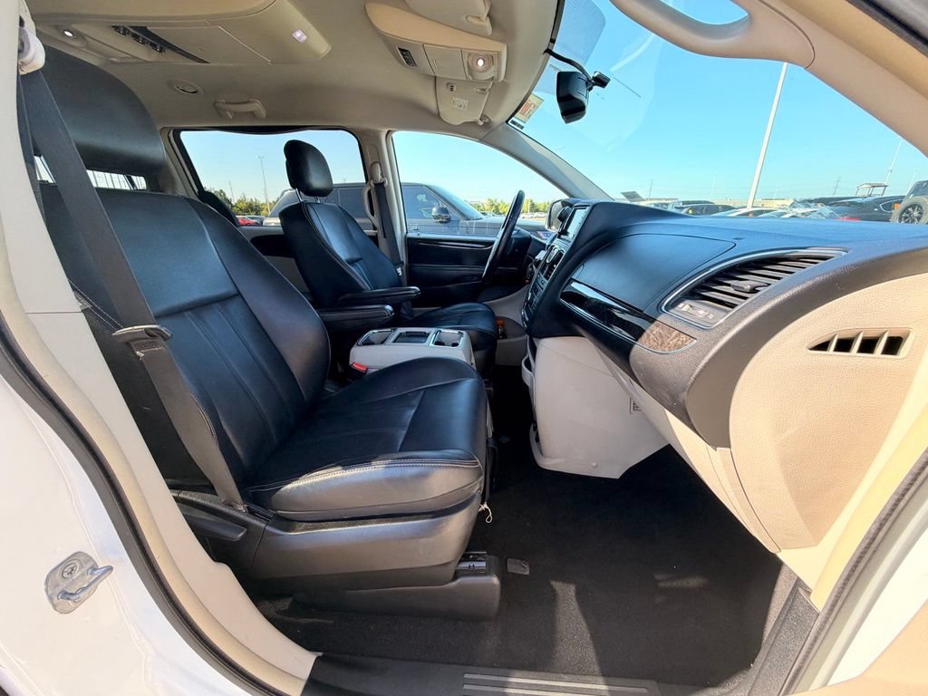 Used 2014 Chrysler Town & Country Touring FWD image 13