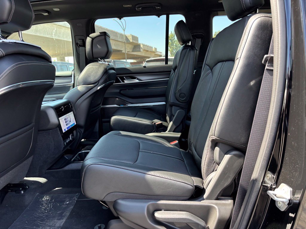 New 2026 Jeep Grand Wagoneer Summit w/ Premium Group III AWD/4WD image 17