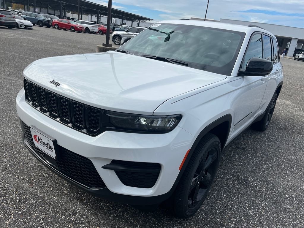 New 2025 Jeep Grand Cherokee Altitude image 5