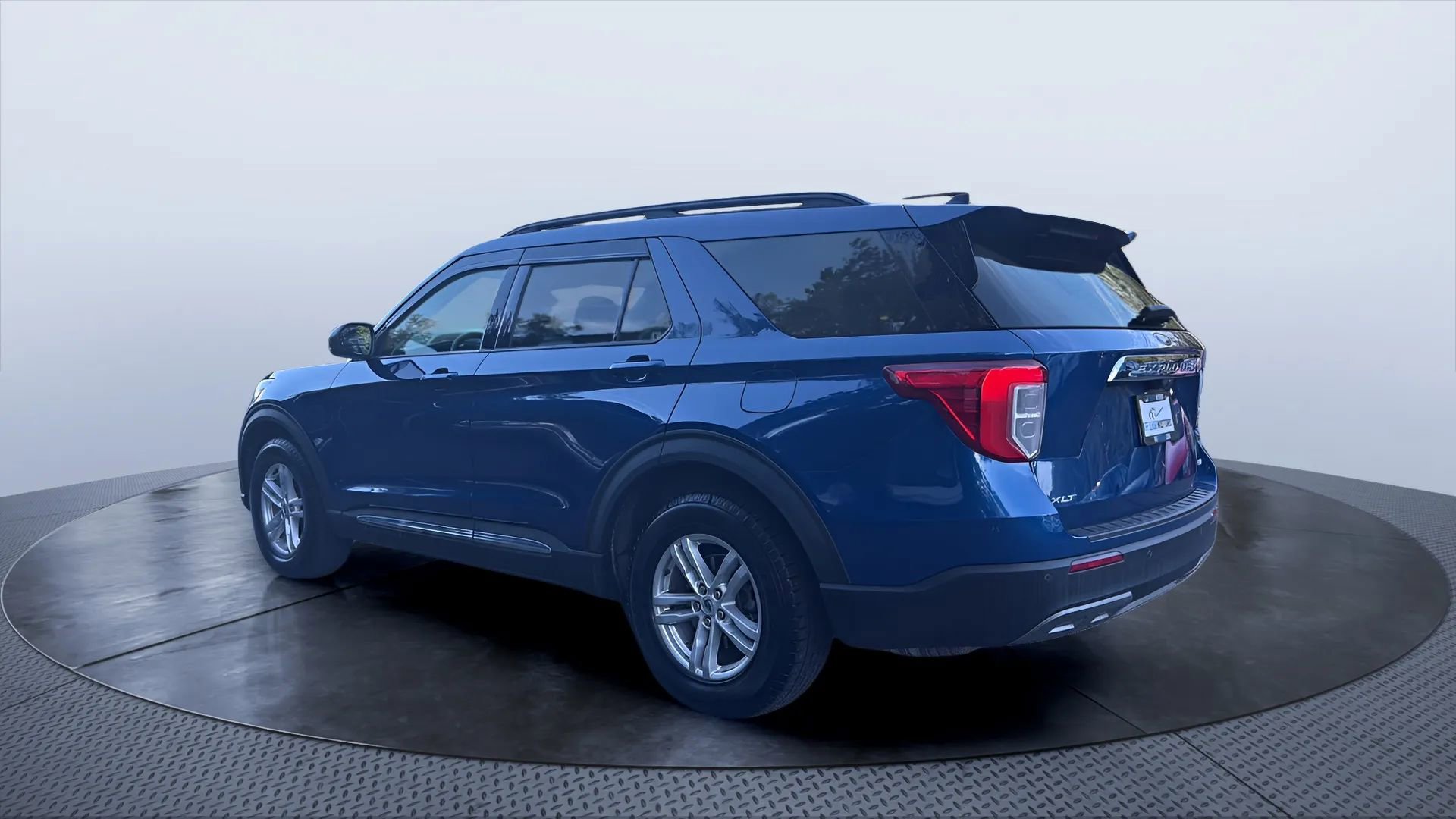 Used 2021 Ford Explorer XLT w/ Equipment Group 202A image 3