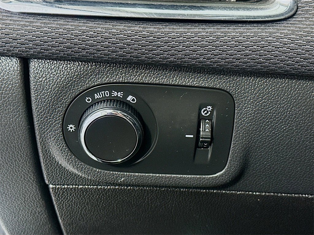 Used 2017 Chevrolet Cruze LT w/ Sun And Sound Package image 10