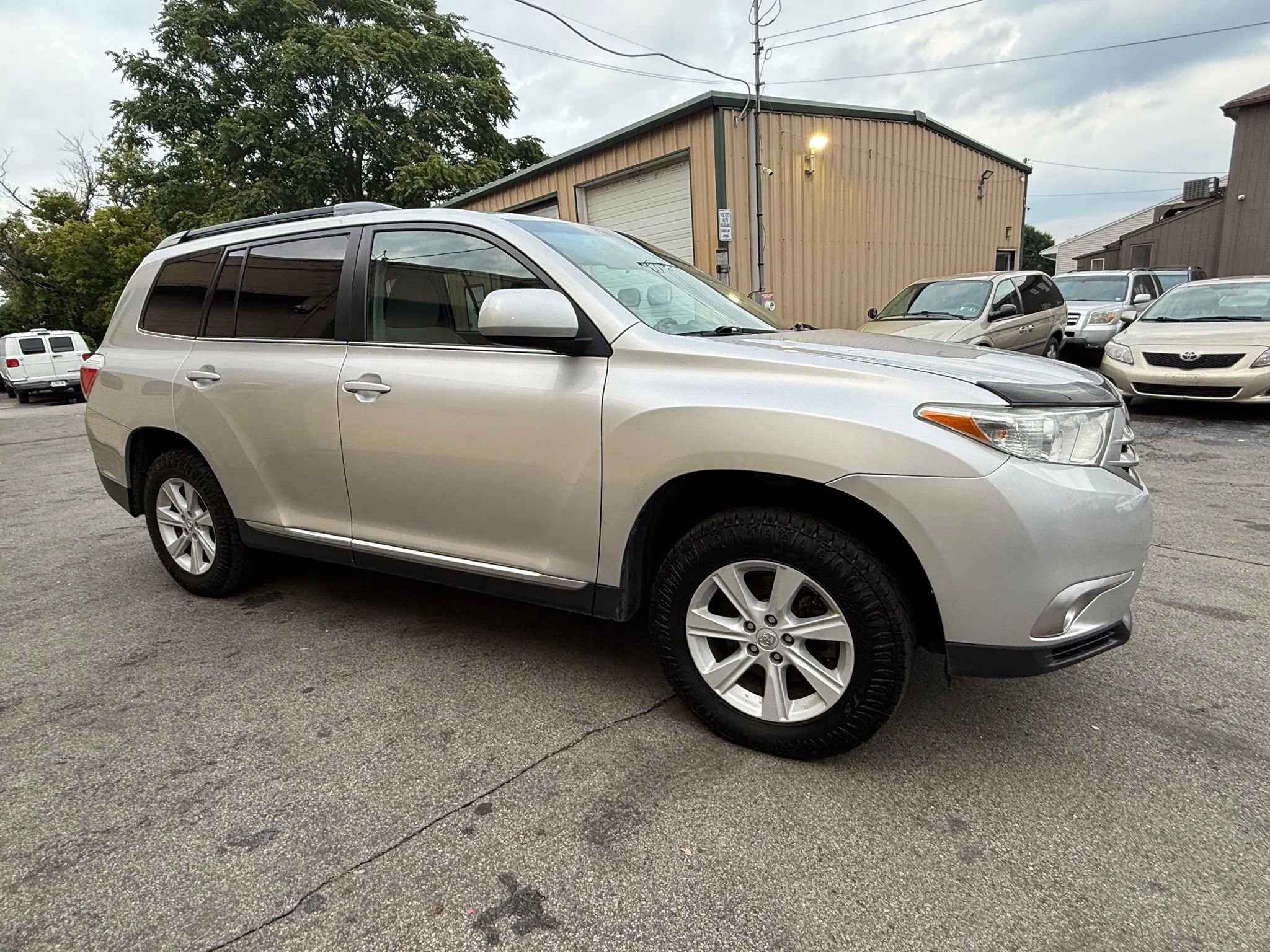 Used 2013 Toyota Highlander SE image 2