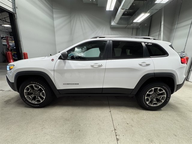 Used 2020 Jeep Cherokee Trailhawk image 3