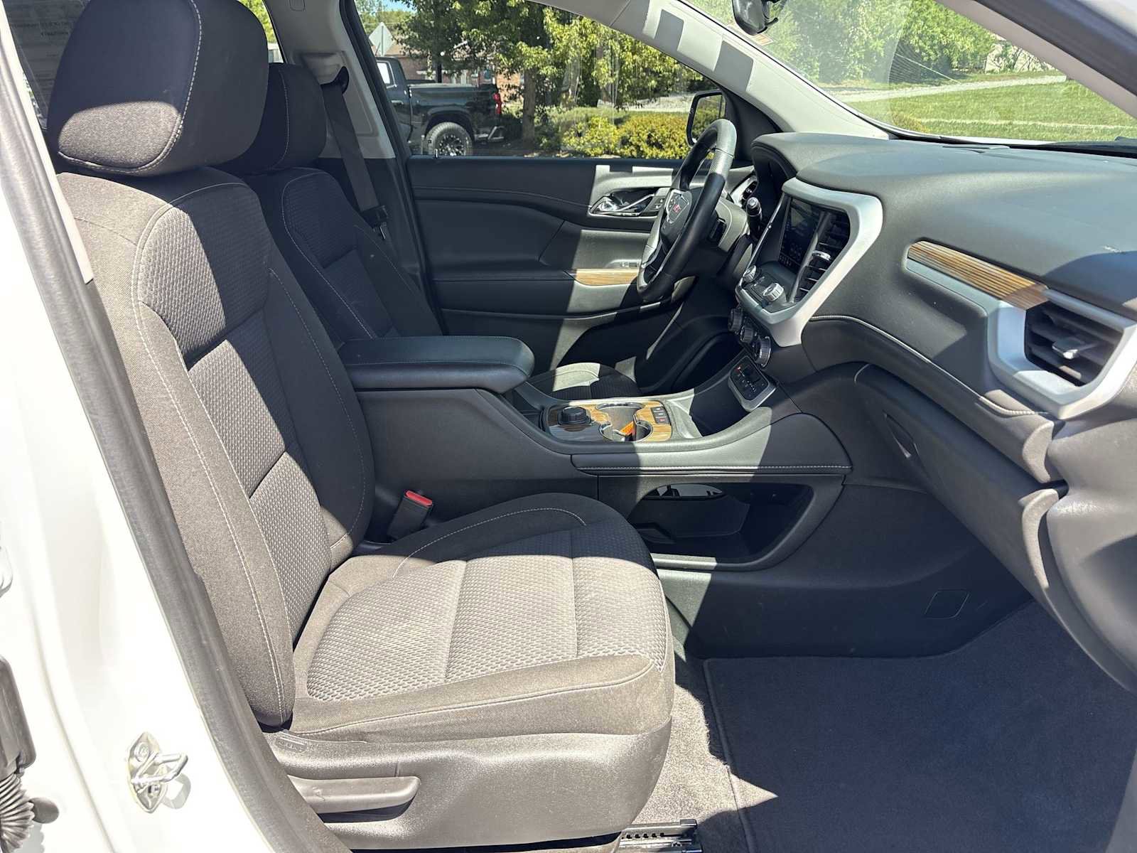 Used 2023 GMC Acadia SLE FWD image 26