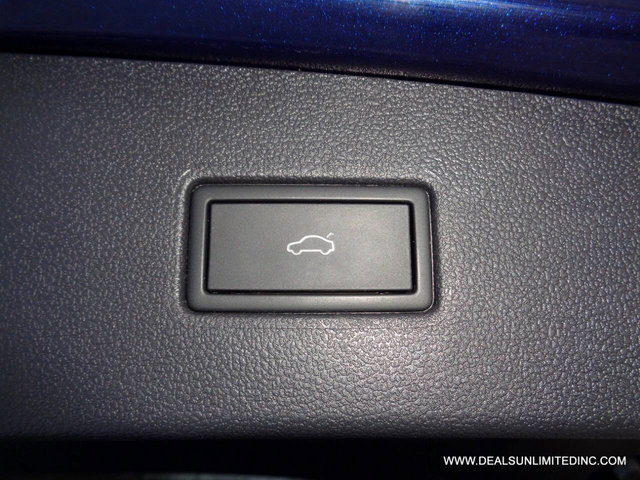 Used 2024 Volkswagen Tiguan SE image 21